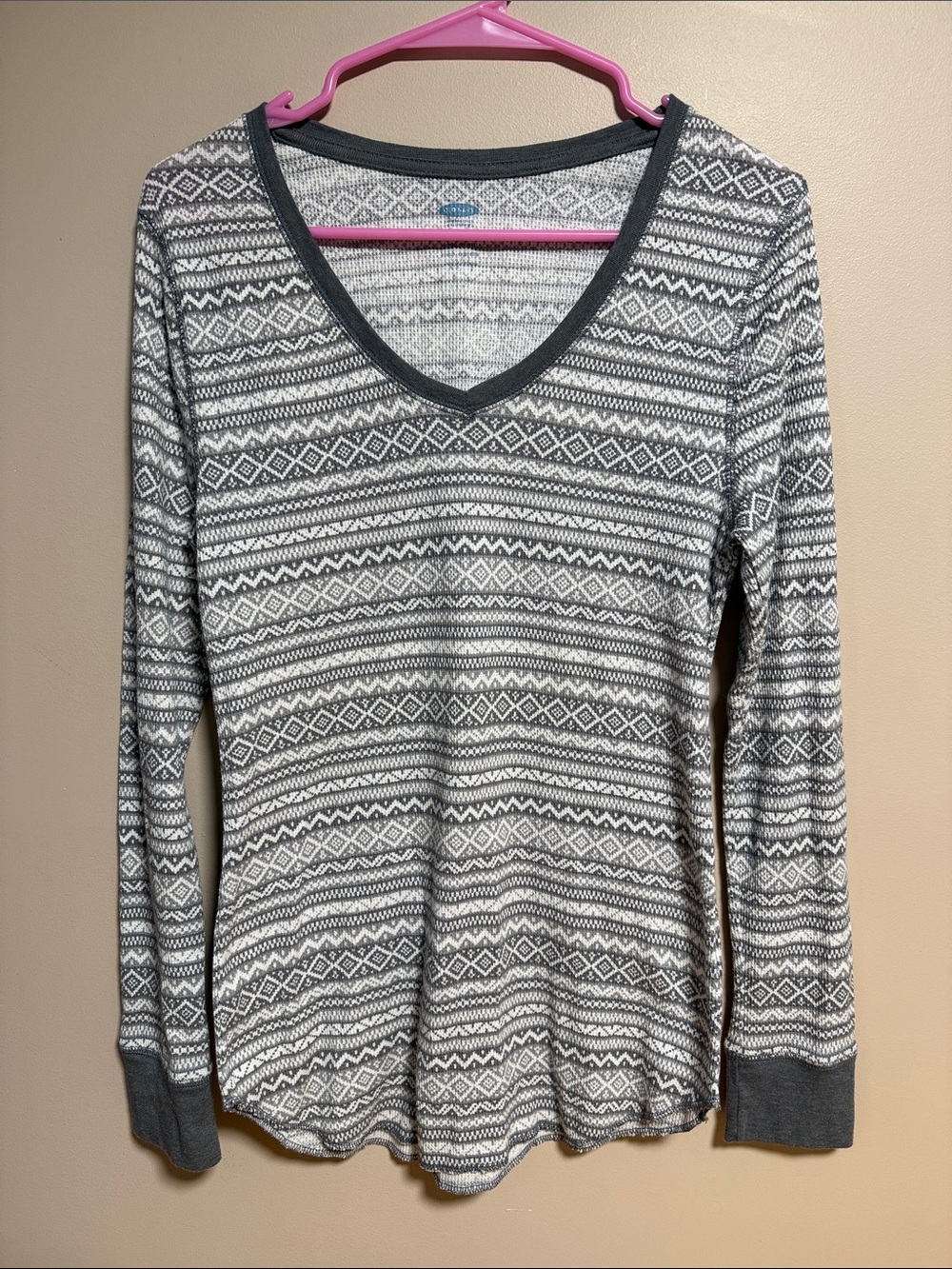 Old Navy Gray and White Long-Sleeve V-Neck Patterned Top